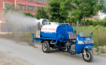 三轮洒水车